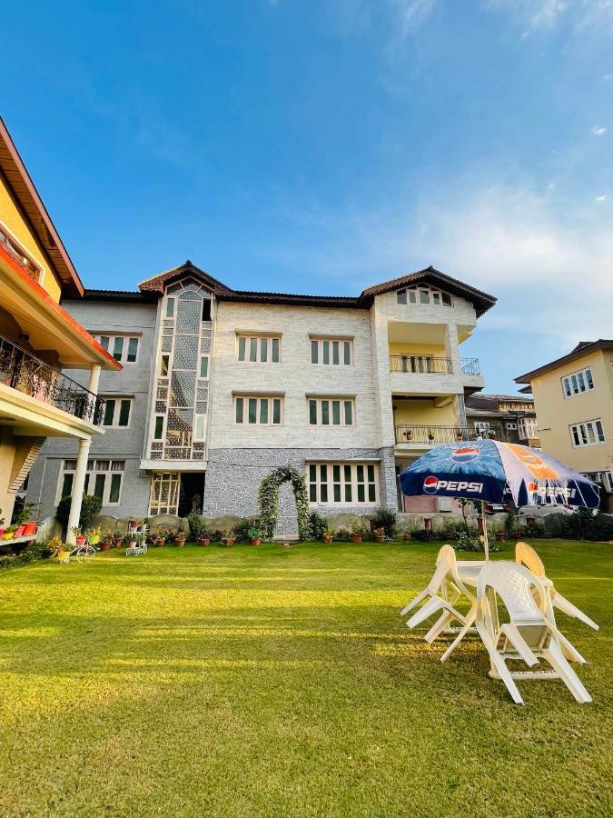 The Khayabaan - Luxurious Home Stay Away From Home Сринагар Экстерьер фото