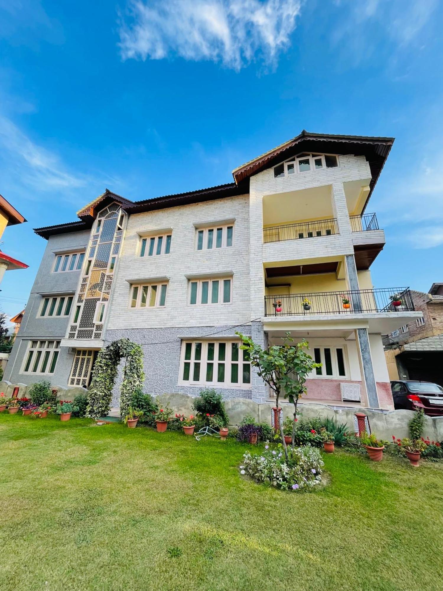 The Khayabaan - Luxurious Home Stay Away From Home Сринагар Экстерьер фото