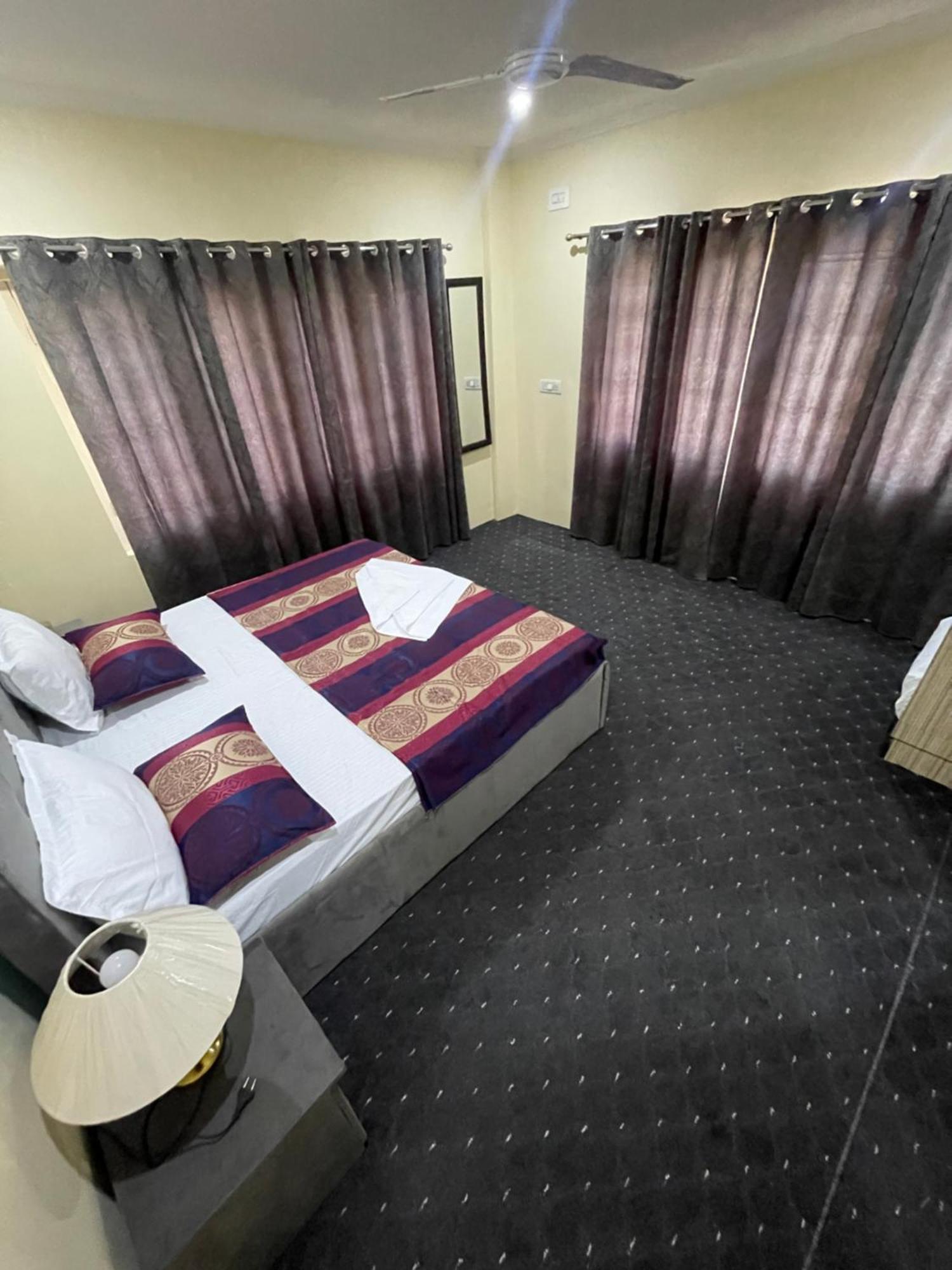 The Khayabaan - Luxurious Home Stay Away From Home Сринагар Экстерьер фото