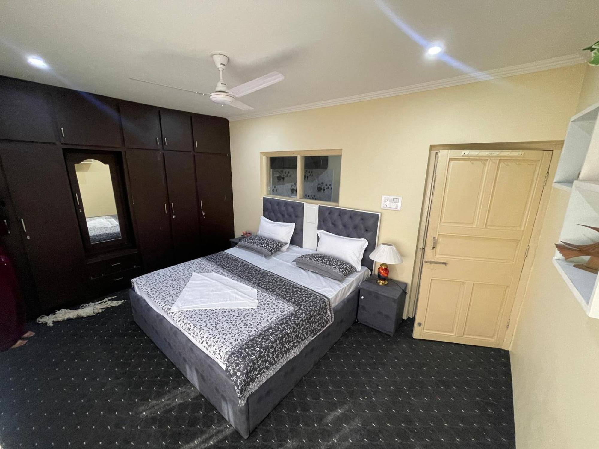 The Khayabaan - Luxurious Home Stay Away From Home Сринагар Экстерьер фото