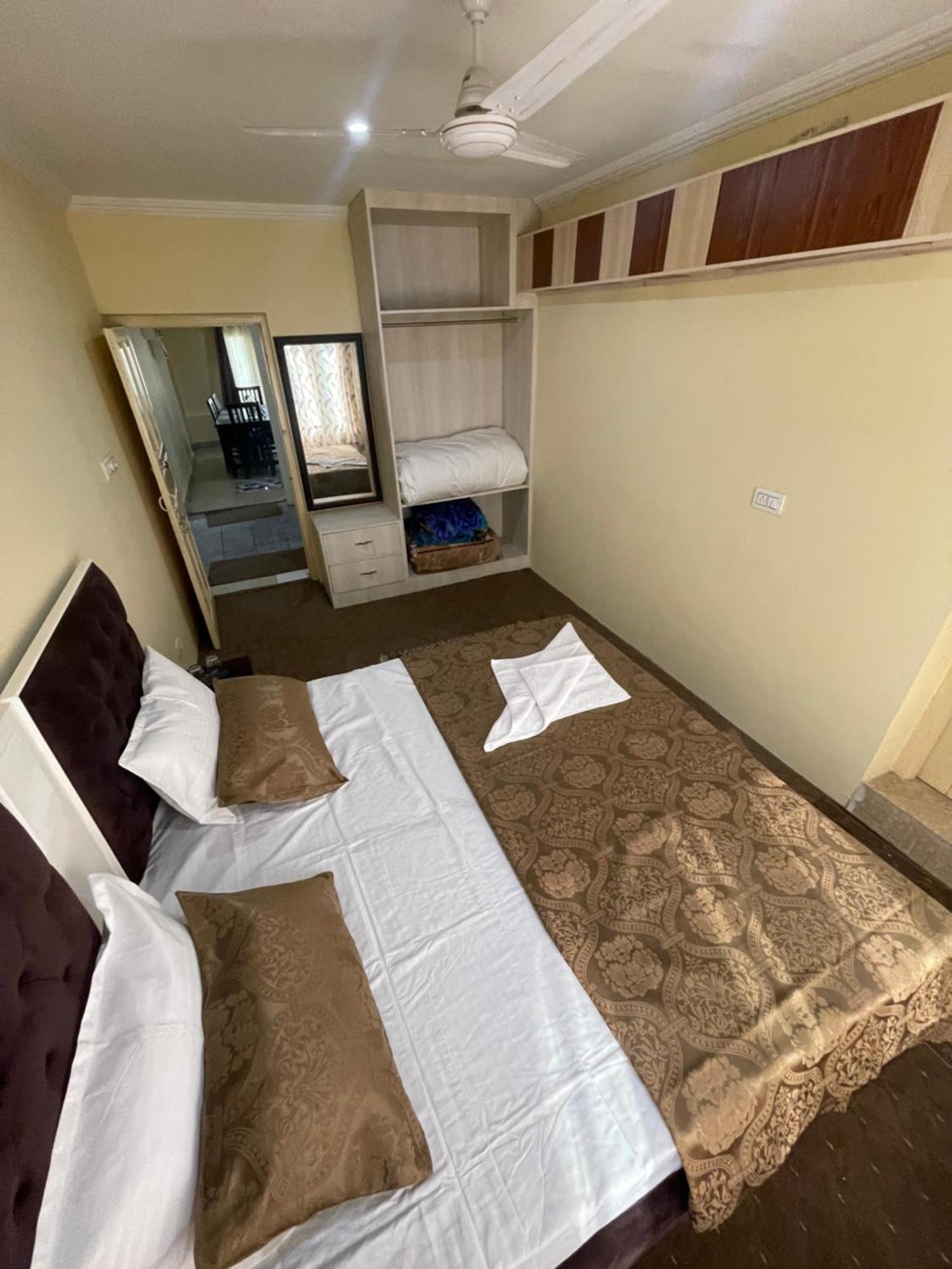 The Khayabaan - Luxurious Home Stay Away From Home Сринагар Экстерьер фото