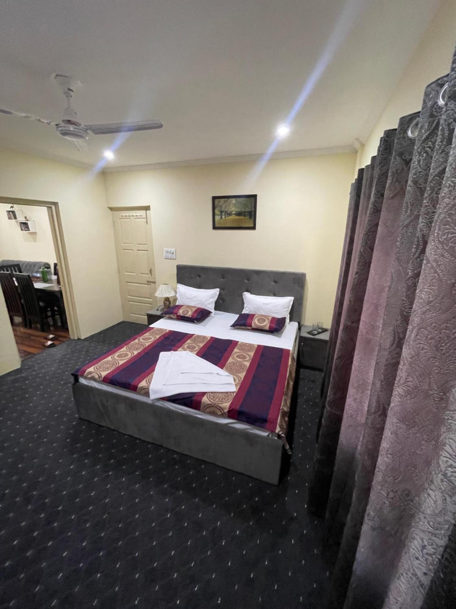 The Khayabaan - Luxurious Home Stay Away From Home Сринагар Экстерьер фото