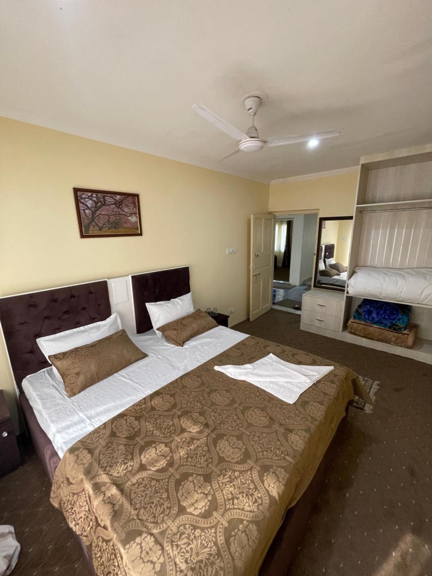 The Khayabaan - Luxurious Home Stay Away From Home Сринагар Экстерьер фото