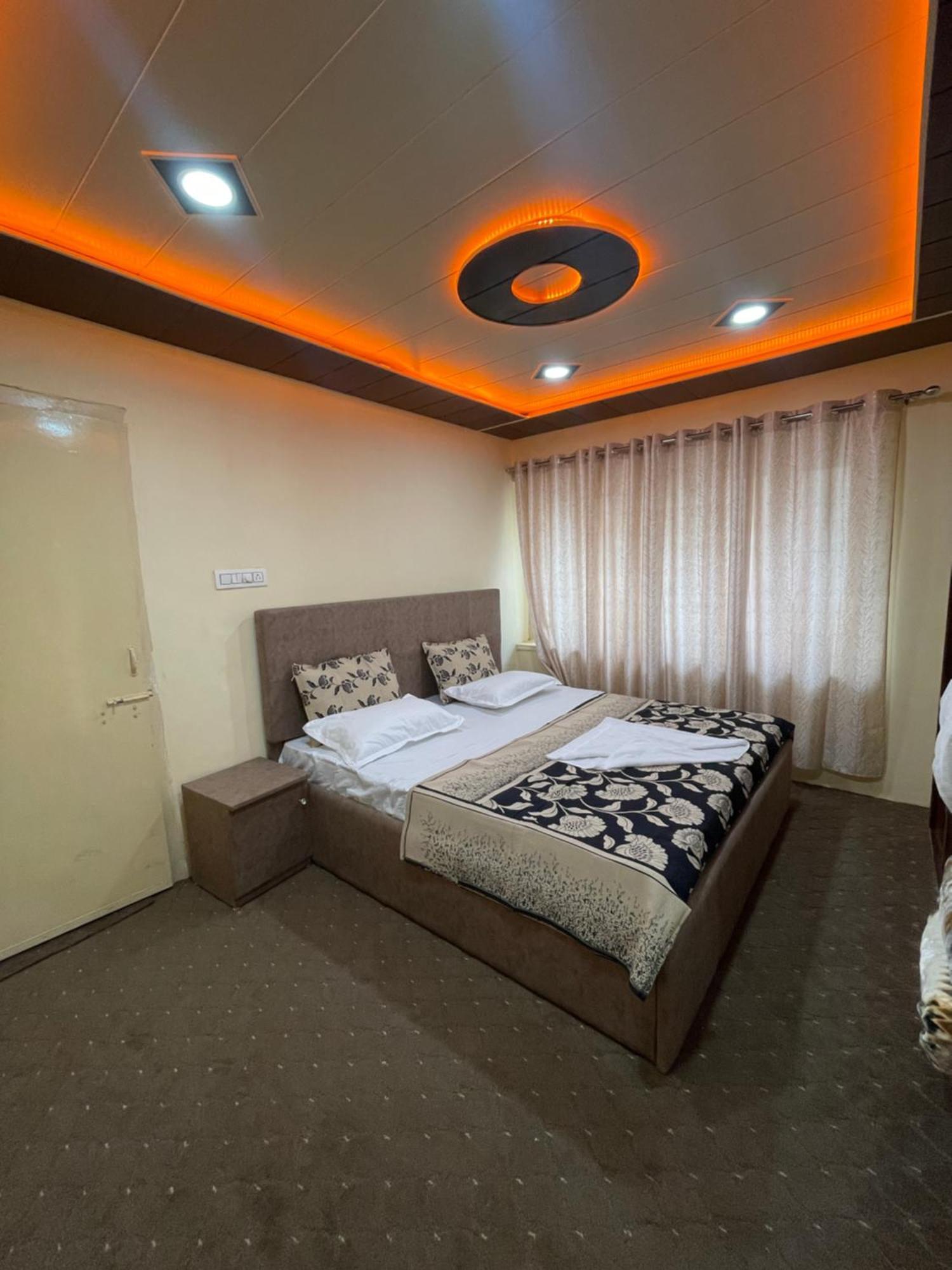 The Khayabaan - Luxurious Home Stay Away From Home Сринагар Экстерьер фото
