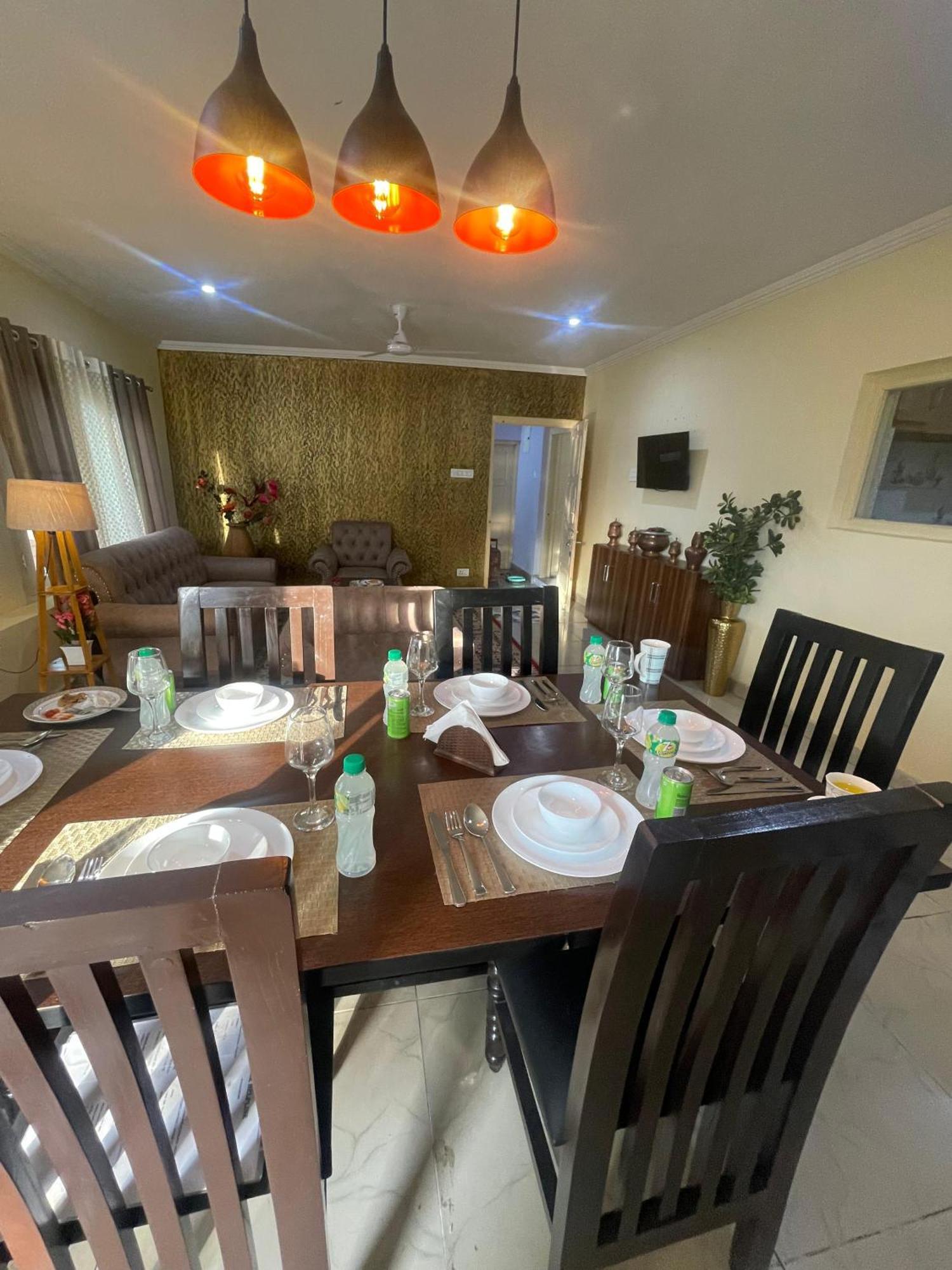 The Khayabaan - Luxurious Home Stay Away From Home Сринагар Экстерьер фото